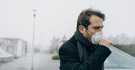 Pacjenci boją się, że to COVID, tymczasem przyczyną jest smog. Jak odróżnić kaszel smogowy od covidowego?