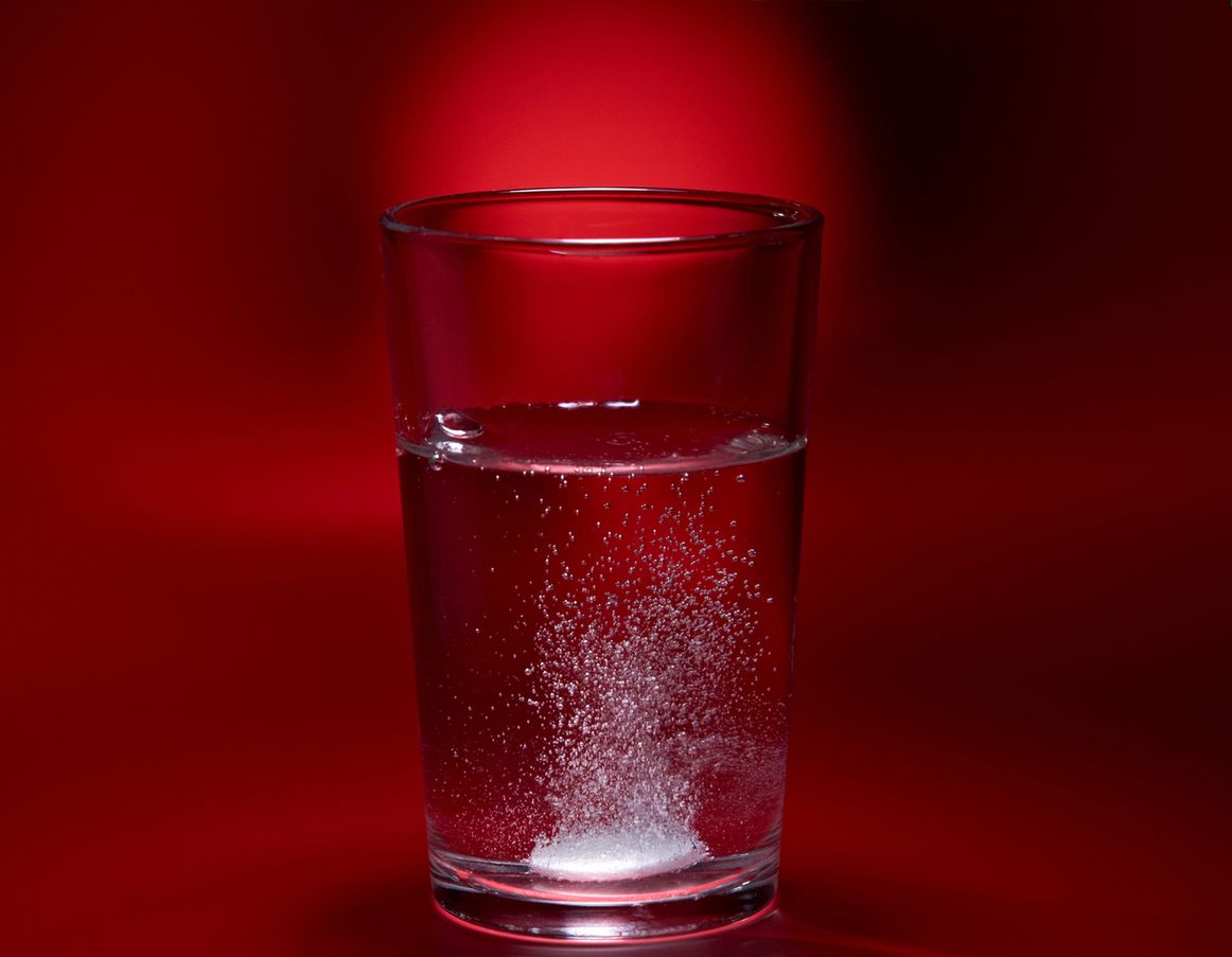 Tabletki musujące to często wybierany przez Polaków środek na kaca