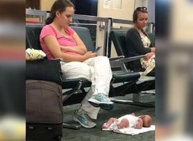Położyła dziecko na podłodze, a sama siedziała na krześle. Zdjęcie sprzed lat znowu budzi emocje