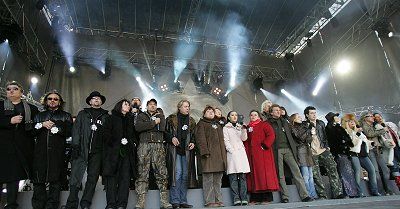 Artyści i warszawiacy "Pokonali falę"