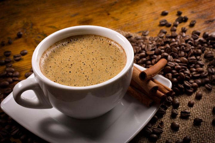 Wiele osób wierzy, że kawa pomoże im uporać się z kacem