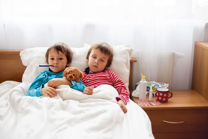Chorujące dzieci z gorączką w łóżku