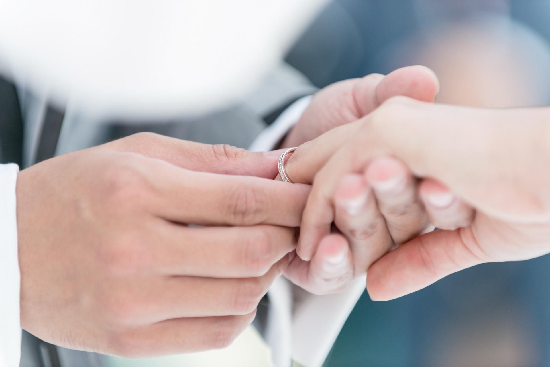 Guzki Heberdena tworzą się w obrębie drobnych stawów dłoni