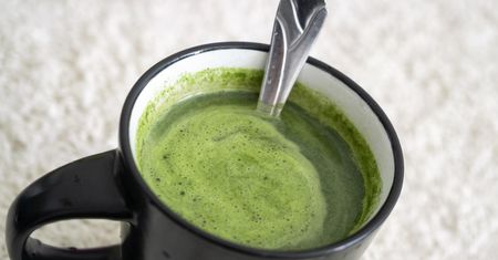 Obniża poziom cholesterolu, wspiera wątrobę i łagodzi stany zapalne. Niepozorna roślina o potężnej mocy
