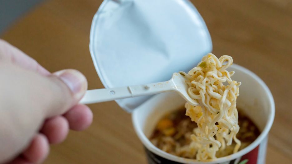 Coraz więcej rodziców karmi dzieci gotowymi daniami, które mają bardzo niską wartość odżywczą.