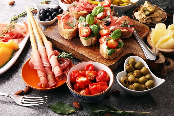 Antipasti to przystawki podawane we Włoszech przed głównym posiłkiem.