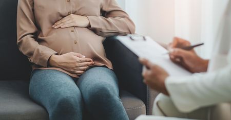 Ból żołądka w ciąży – przyczyny i leczenie