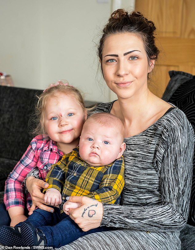 Catherine z synem i córką. Tiffany chciała, żeby jej brat wyglądał jak mama 