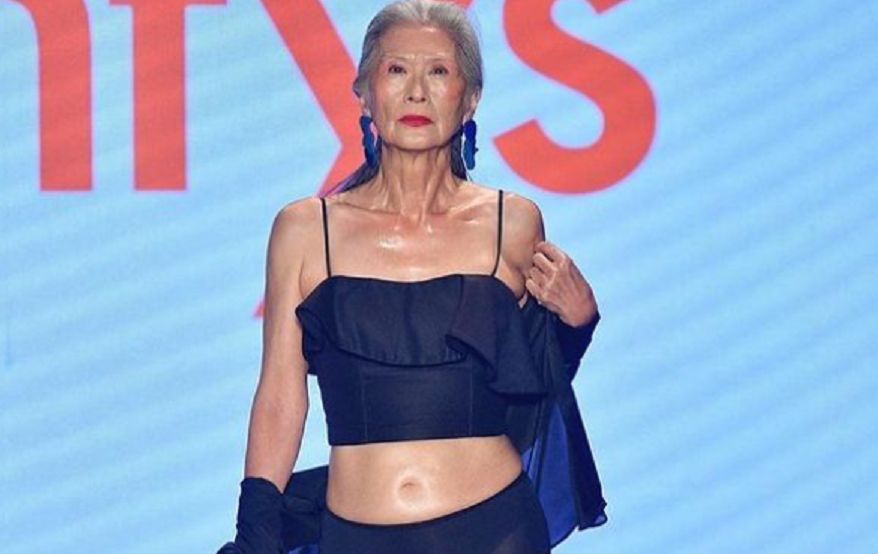 Codziennie pije ten napój. Skończyła 70 lat, a ma ciało nastolatki