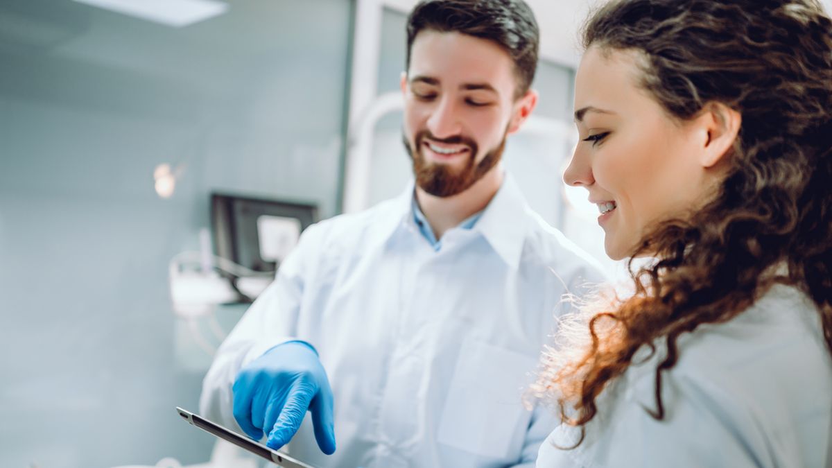 Aparaty lingwalne to aparaty ortodontyczne zakładane na wewnętrzną stronę zębów.