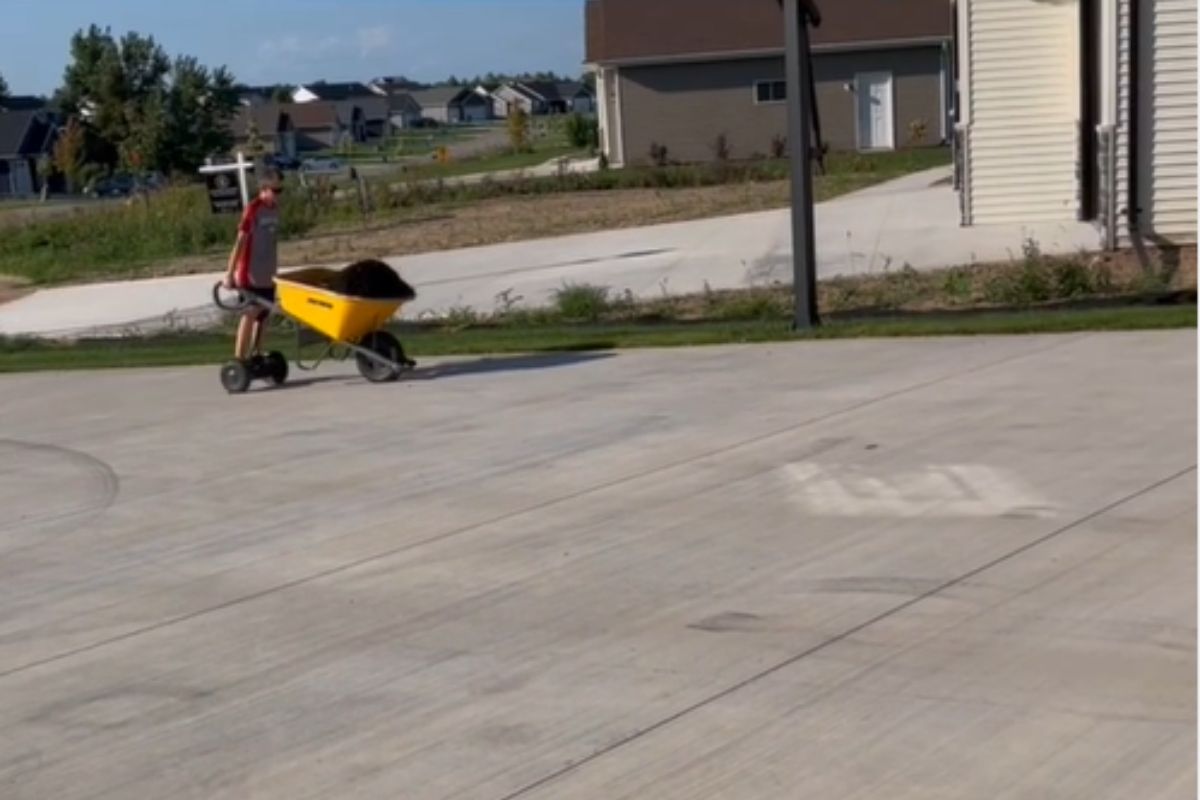 Chłopiec bez trudu poradził sobie z taczką pełną ziemi