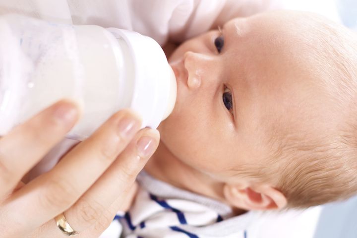 Mleko modyfikowane można kupić w aptece lub sklepie. Aby bezpiecznie podać je dziecku, trzeba wybrać zdrową dla dziecka wodę i mleko oraz odpowiednio je przygotować.