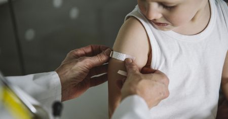 Coraz mniej szczepień w Polsce. Realne konsekwencje prawne dla rodziców