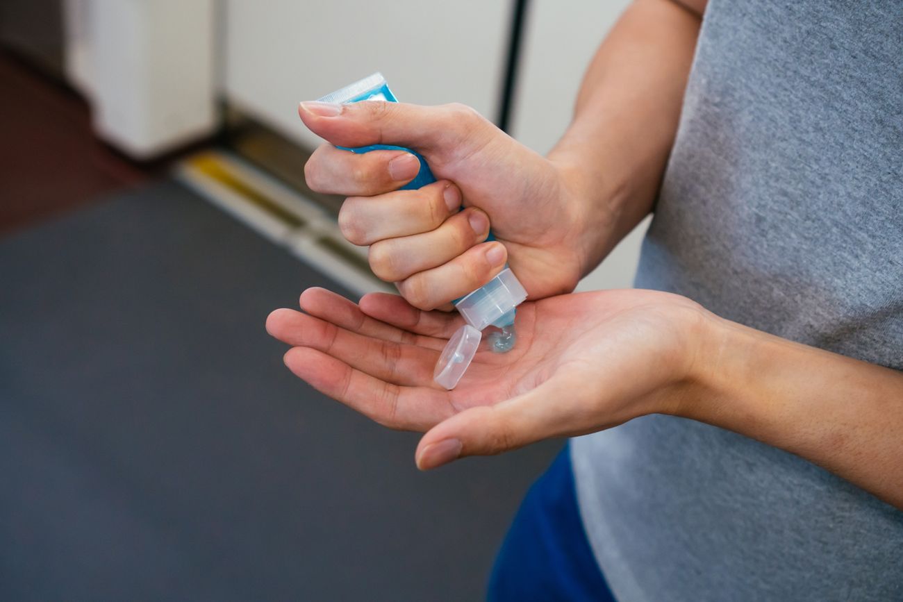 Żel antybakteryjny jest pomocny w czasie podróży komunikacją miejską