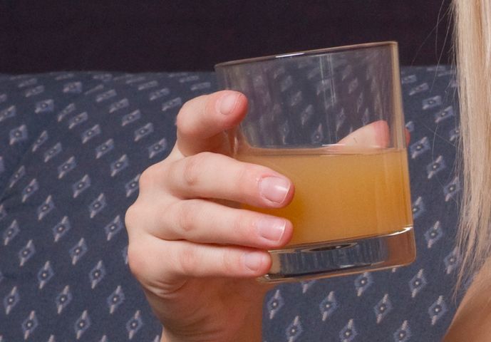 Pyszny koktajl, który oczyści jelito grube i wątrobę. Jego bazą jest sok jabłkowy