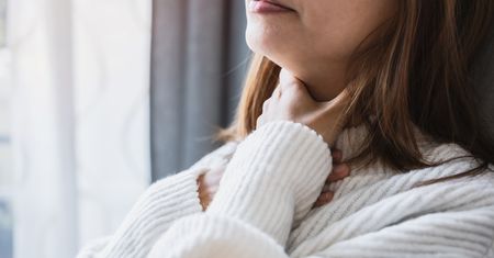Obrzęk Reinkego – przyczyny, objawy, diagnostyka i leczenie