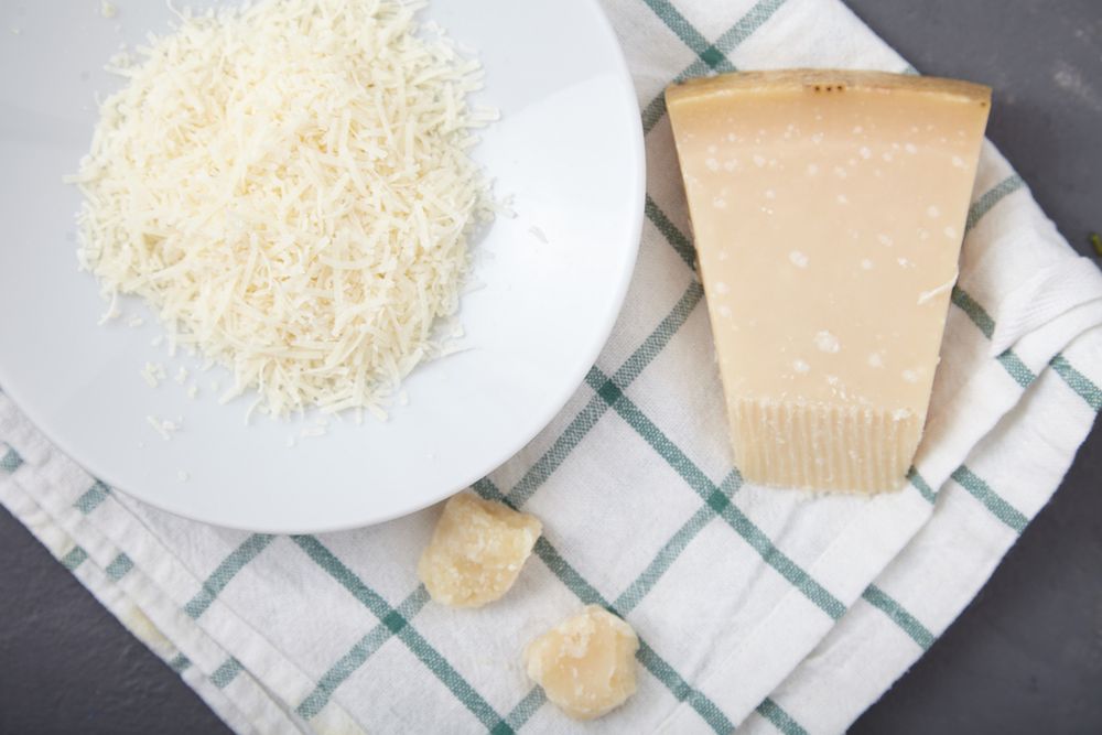 Parmezan ma wielu wielbicielu ze względu na wyrazisty smak i zapach