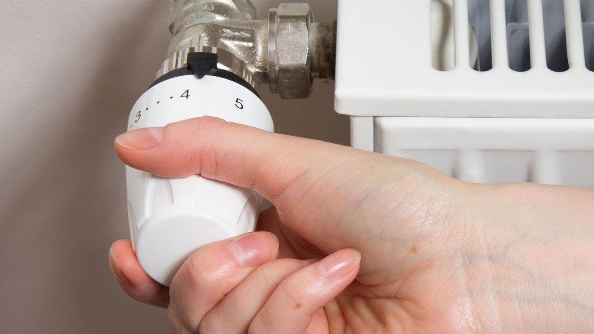 Kobieta skręcająca kaloryfer