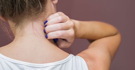 Swędzenie szyi - o jakich chorobach może świadczyć? Sprawdź ryzyko