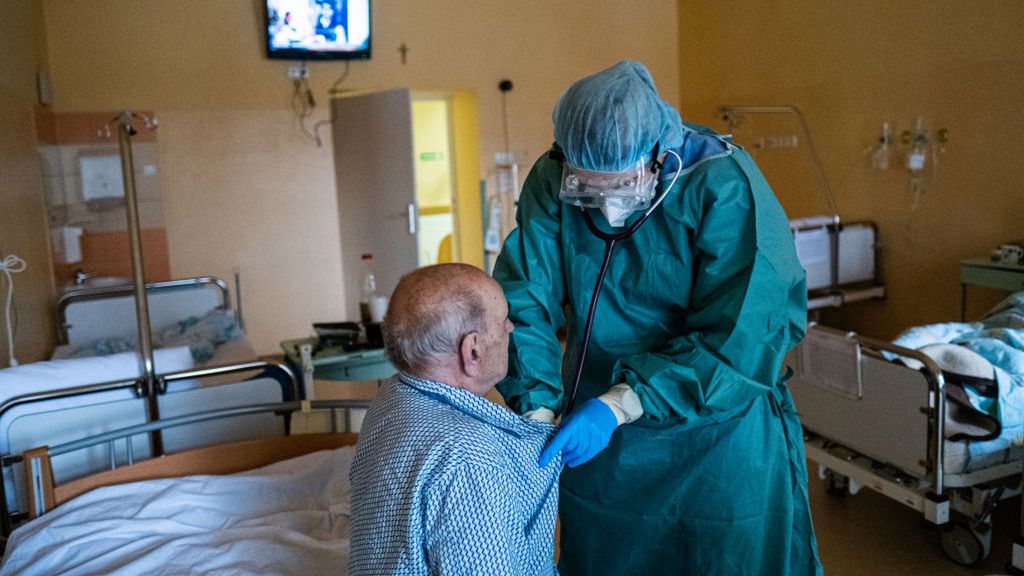 COVID-19 atakuje serce. U kilkunastu procent chorych po infekcji mogą wystąpić zaburzenia pracy serca