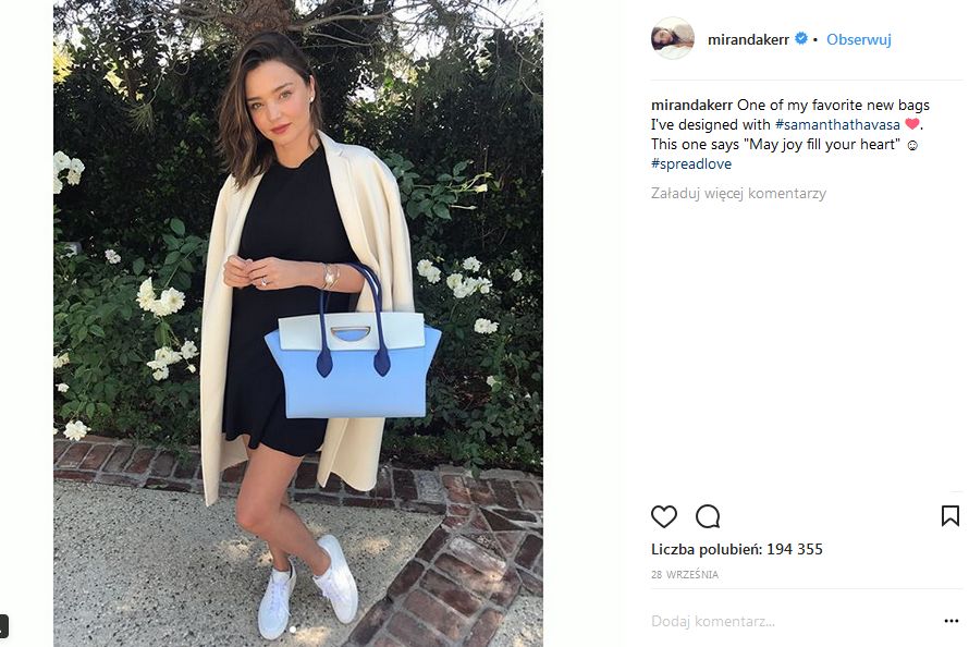Miranda Kerr wybrała białe buty dopasowane do eleganckiej sukienki i płaszcza