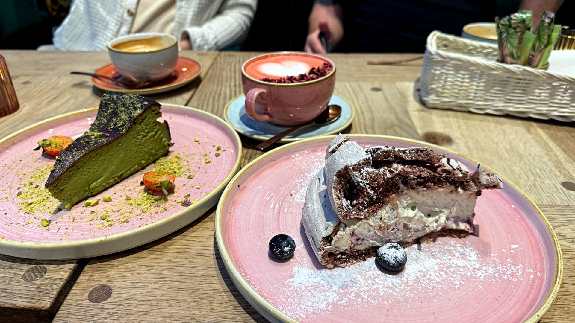 Jedzenie nie jest bezpośrednią przyczyną bólu pleców, ale może wpływać na procesy, które zwiększają podatność na dolegliwości.