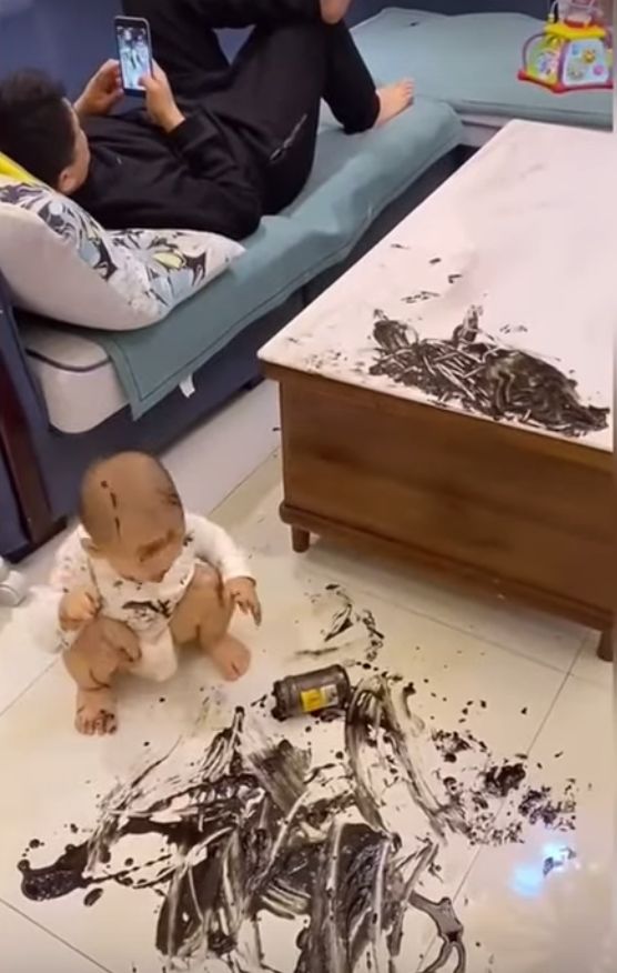 Chłopiec zajął się sobą