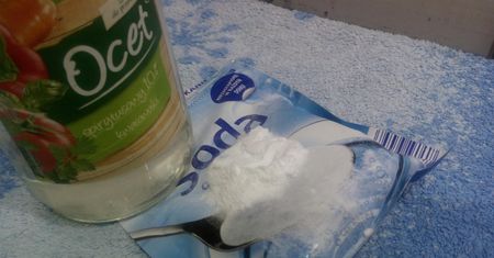 Soda oczyszczona i ocet. Dlaczego nie należy ich łączyć?