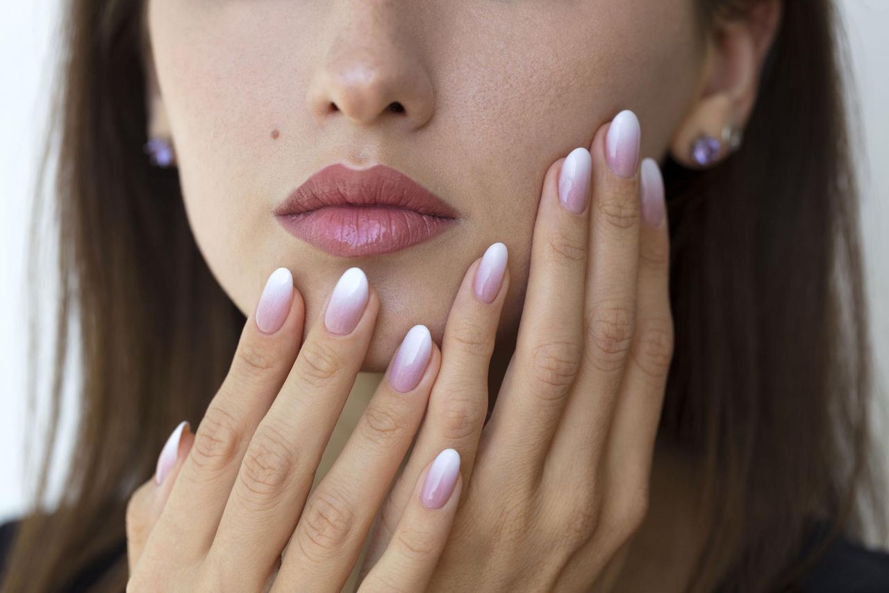 Ombre na paznokciach - jak je wykonać przy manicure hybrydowym