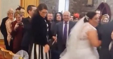Goście byli oszołomieni podczas ślubu. Tak zachował się syn panny młodej