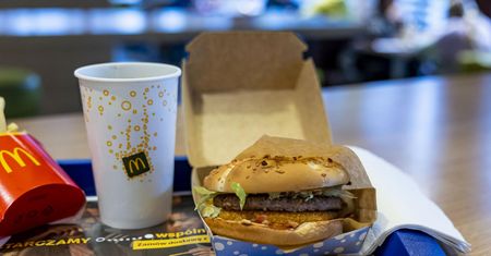 Burger Drwala kaloryczny także dla portfela. Kultową kanapkę "zjadła inflacja"
