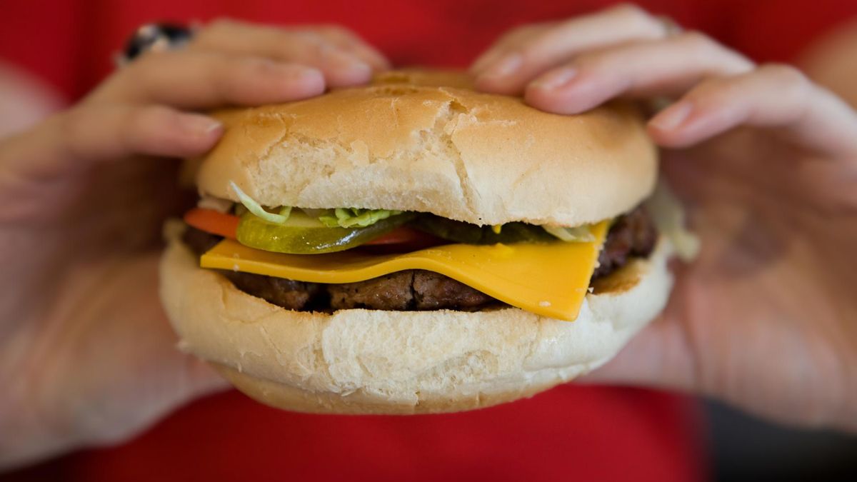 Pilnie wycofują burgera. Możliwe zanieczyszczenie plastikiem