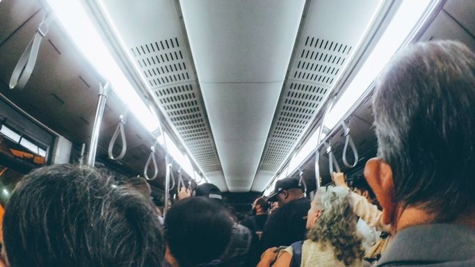 Froteryzm najczęściej ma miejsce w zatłoczonych środkach komunikacji miejskiej.