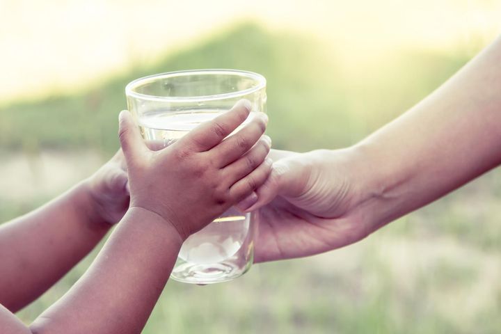 Dlaczego powinniśmy pić czystą i ciepłą wodę? 