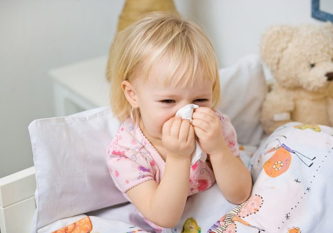 Infekcja wirusowa objawia się m.in. katarem i zatkanym nosem