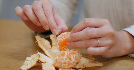 Zbija cholesterol i ciśnienie, skorzysta też serce. Najzdrowsza część mandarynki