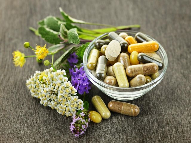 Granulki homeopatyczne to preparaty wytwarzane przy wykorzystaniu surowców roślinnych, mineralnych oraz zwierzęcych.