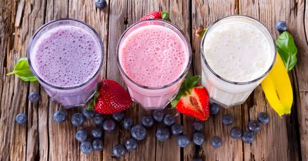 Poznaj proste przepisy na domowe smoothies pełne protein