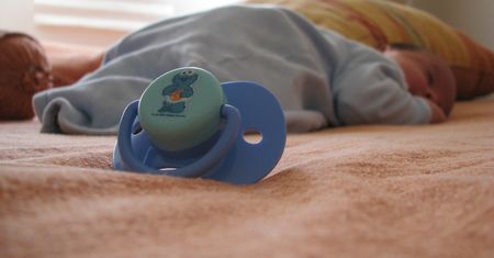 Smoczek uspokajający dla dzieci - zalety, wady, zasady stosowania