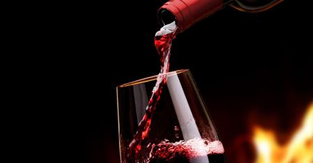 Im ciemniejszy alkohol tym gorszy kac (WIDEO)