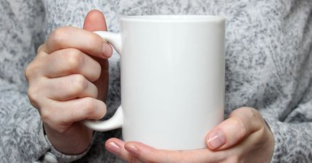 Drżą ci ręce? Przyczyną nie musi być niska temperatura. To może być objaw poważnej choroby