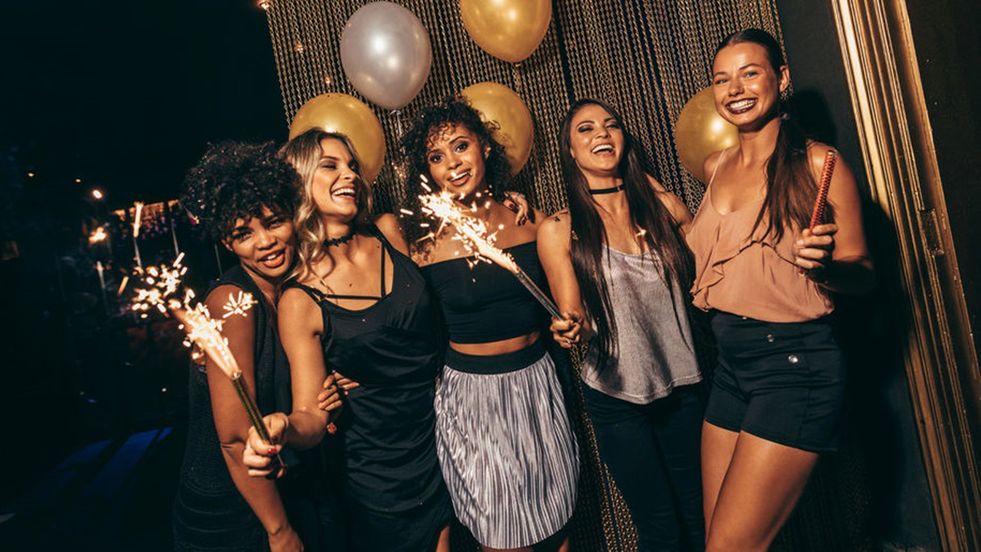 Błyszcząca bluzka odsłaniająca dekolt to świetny wybór na szaloną imprezę karnawałową w gronie przyjaciół