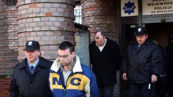 Podejrzani odprowadzani do prokuratury