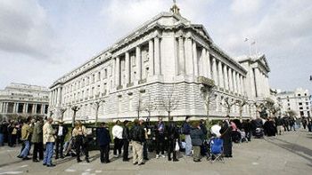 Kolejka par homoseksualnych do urzedu miejskiego