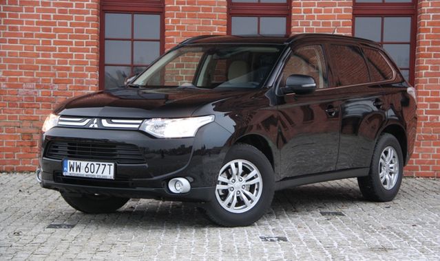 Mitsubishi Outlander 2.0 MIVEC 4WD CVT Intense: miejski czołg bez przerzutek