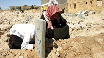 Iracka rodzina rozpacza nad grobem syna i brata, który zginął w walkach z siłami koalicji w Faludży