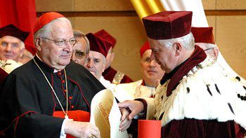 Kard. Angelo Sodano otrzymał z rąk rektora Romana Bartnickiego tytuł doktora honoris causa UKSW