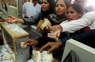 Chaos w Indiach. Władze unieważniły banknoty o największych nominałach