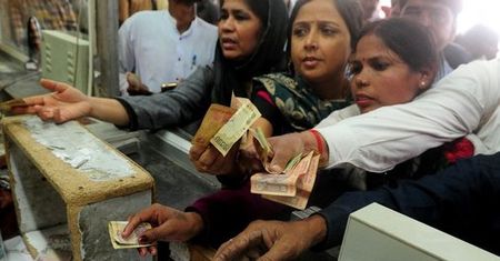 Chaos w Indiach. Władze unieważniły banknoty o największych nominałach