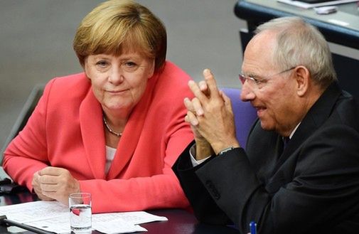 Wolfgang Schaeuble w rozmowie z Angelą Merkel